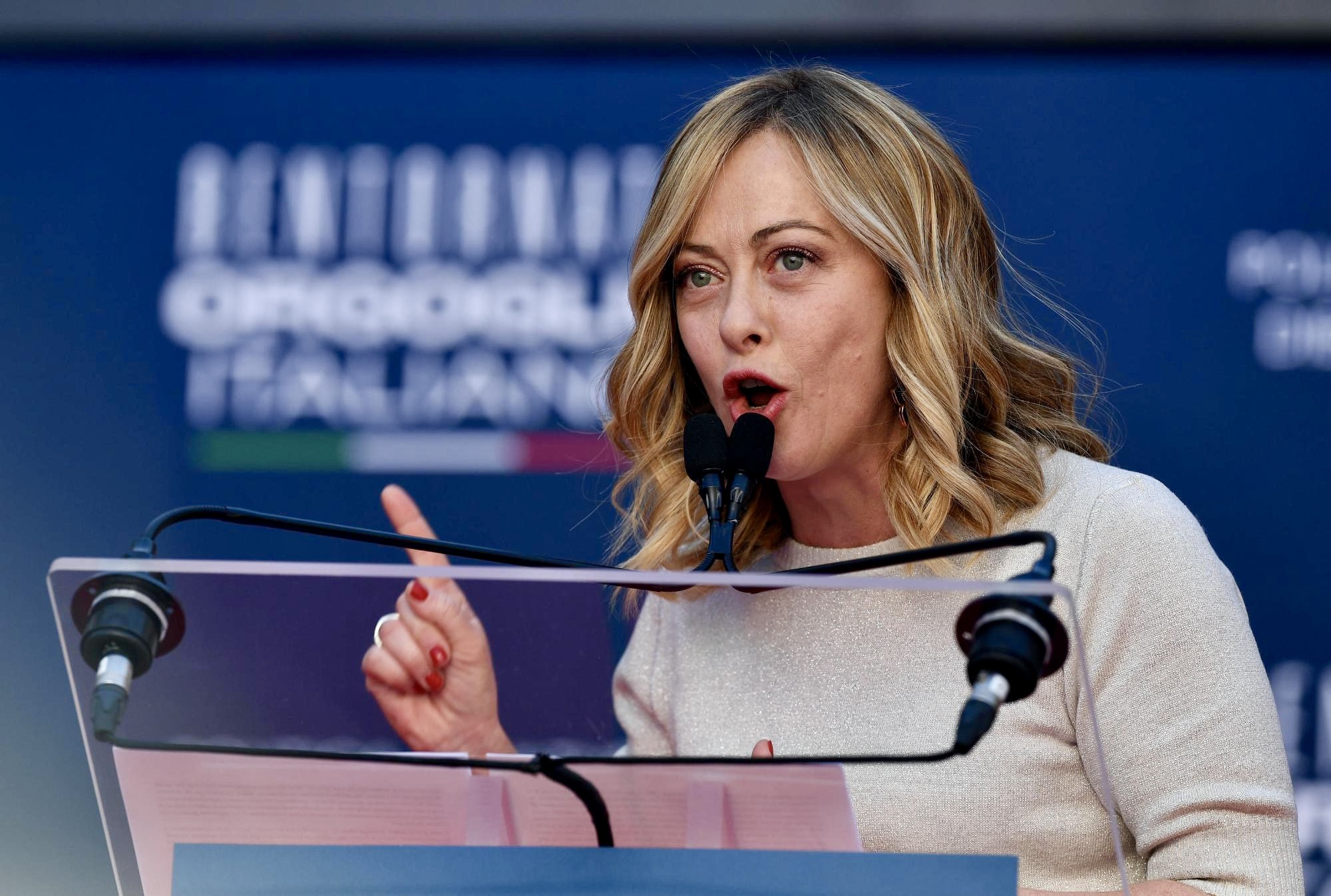 “Ultimi Sondaggi Politici: Calo di Fratelli d’Italia e Ascesa del Partito Democratico”