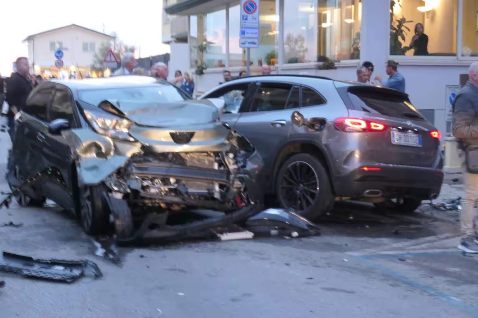 Lido di Camaiore, auto travolge sette persone: morte due giovani turiste tedesche