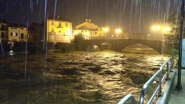 Maltempo, Nord Italia in ginocchio: ricerche del disperso ad Arenzano e allerta arancione in Piemonte ed Emilia-Romagna