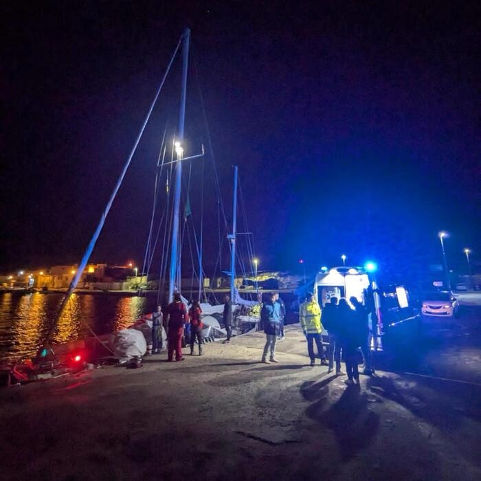 Bambina di 10anni sola nel Mediterraneo: salvata al largo di Lampedusa